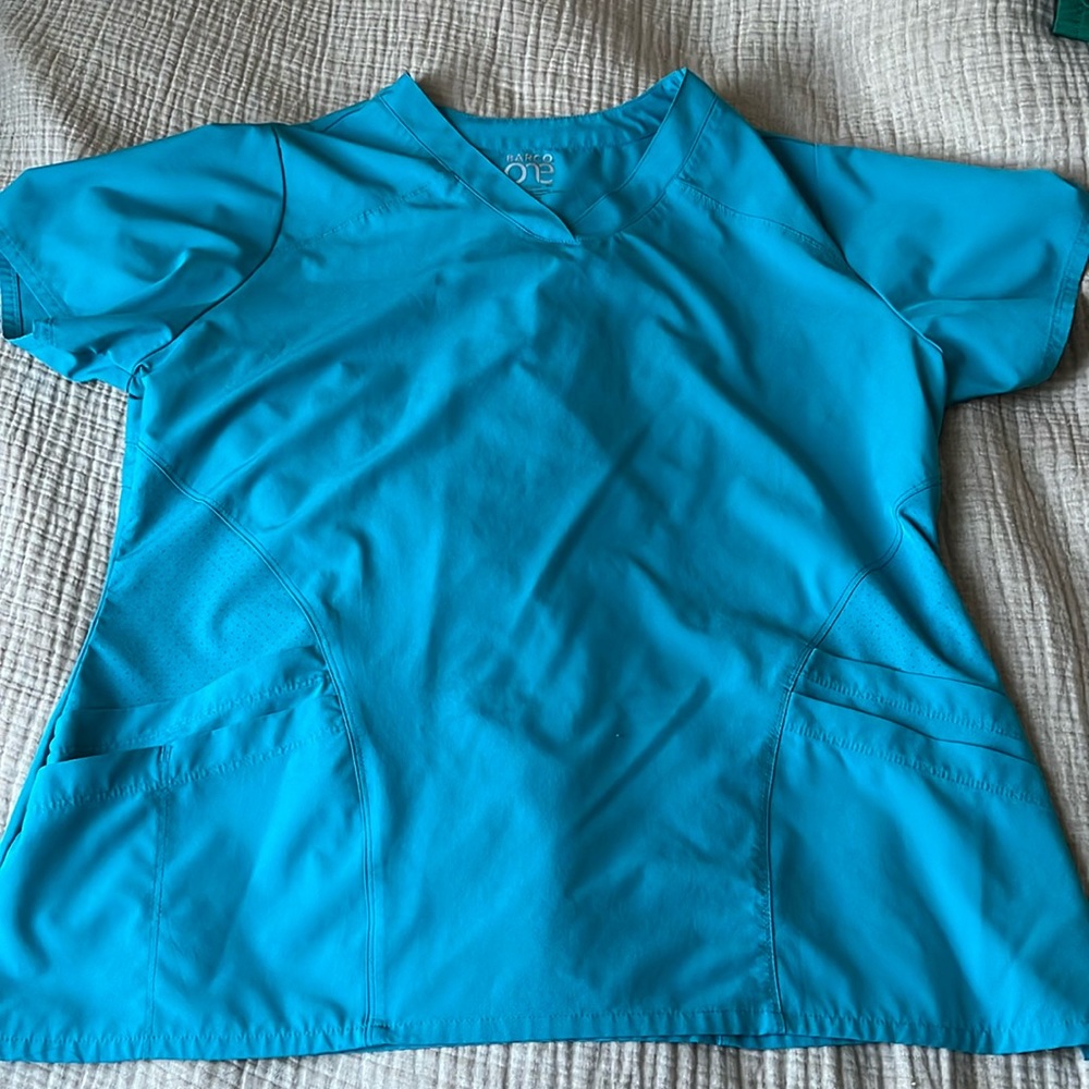 Barco one scrub top